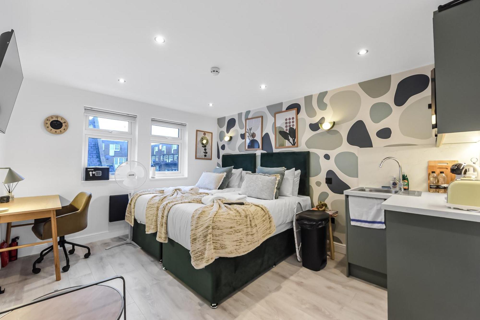 Chic & Trendy Designer With Full Kitchen Apartment *