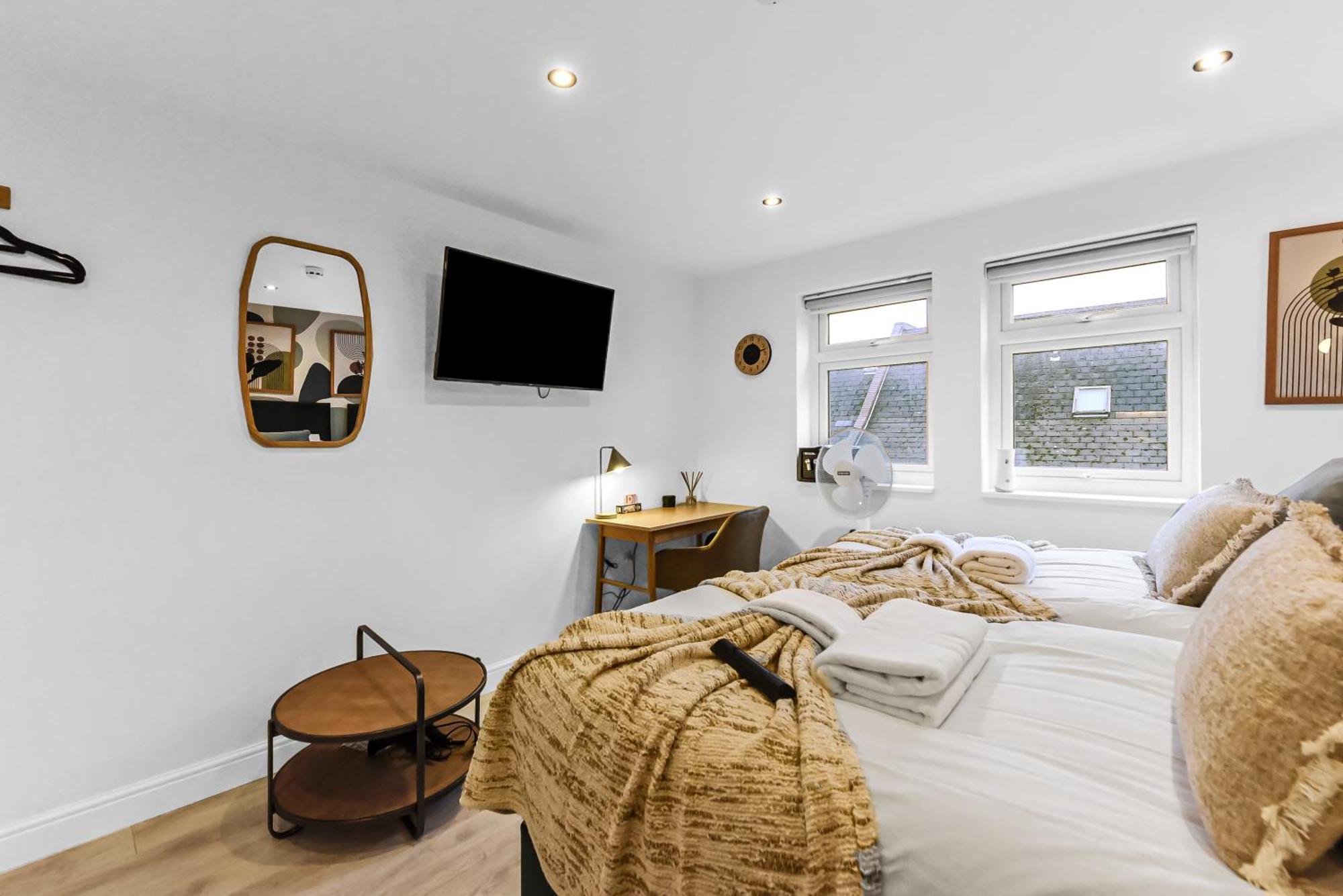 Chic & Trendy Designer With Full Kitchen Londra