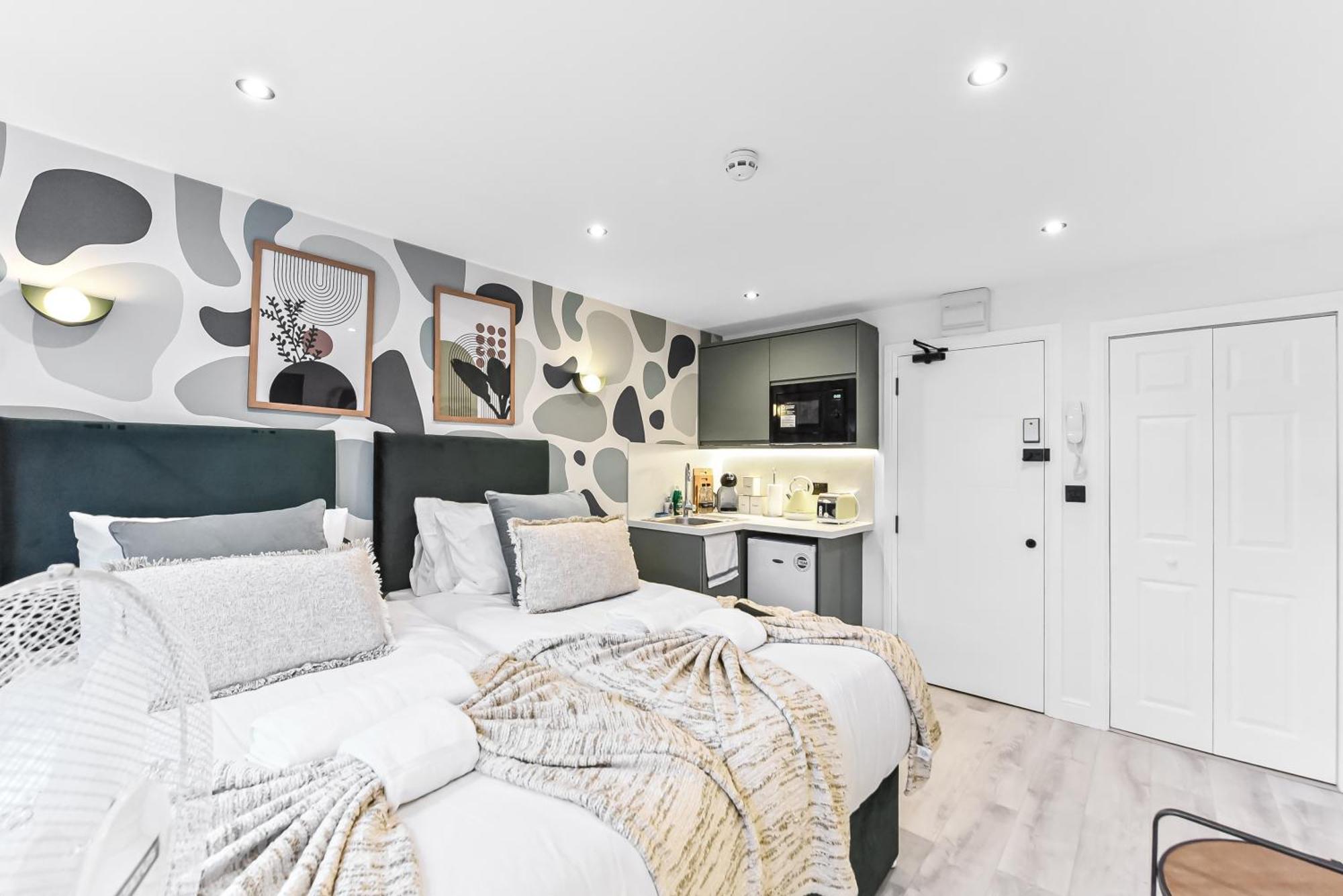 Chic & Trendy Designer With Full Kitchen Londra