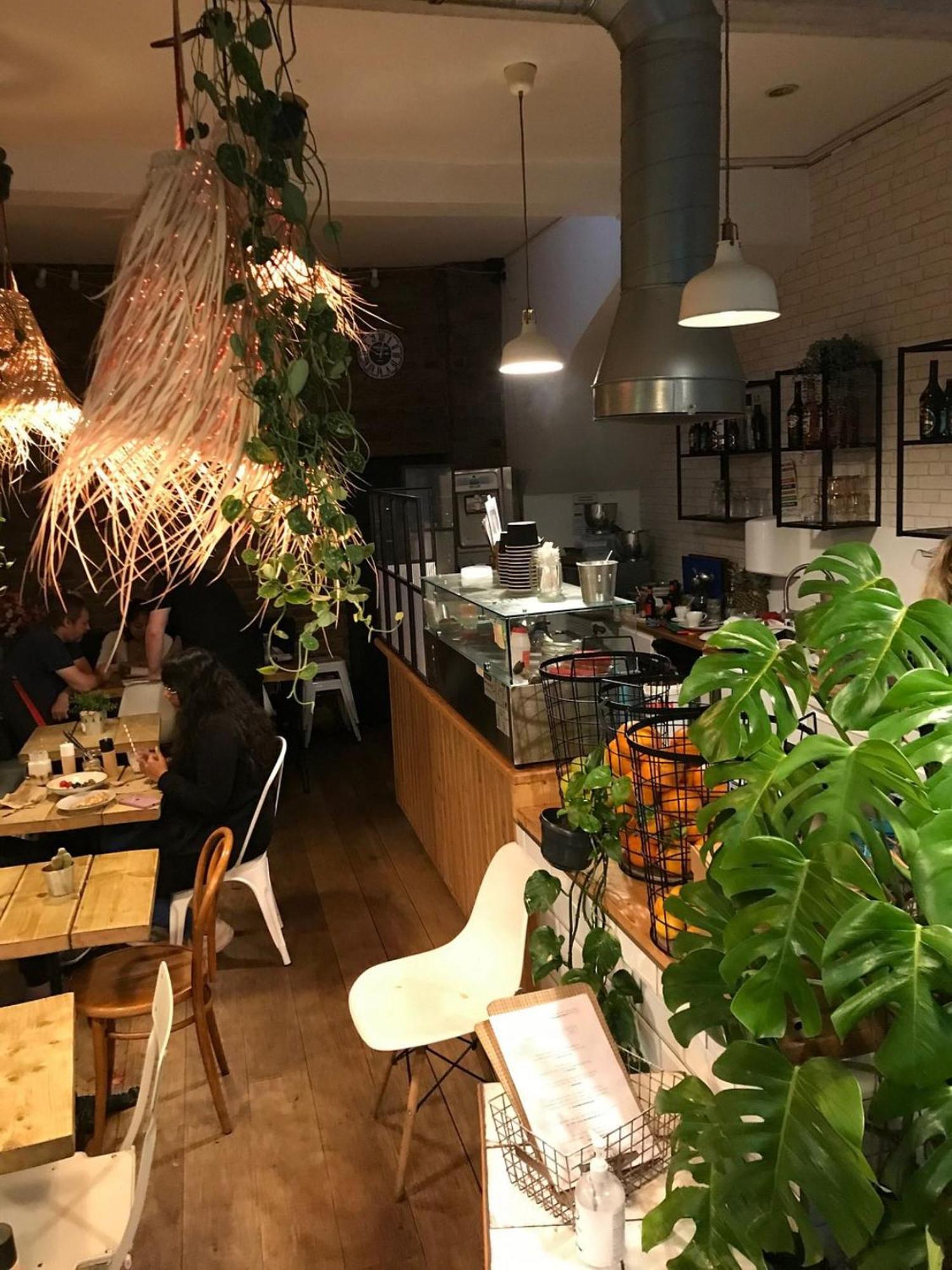 Chic & Trendy Designer With Full Kitchen Londra